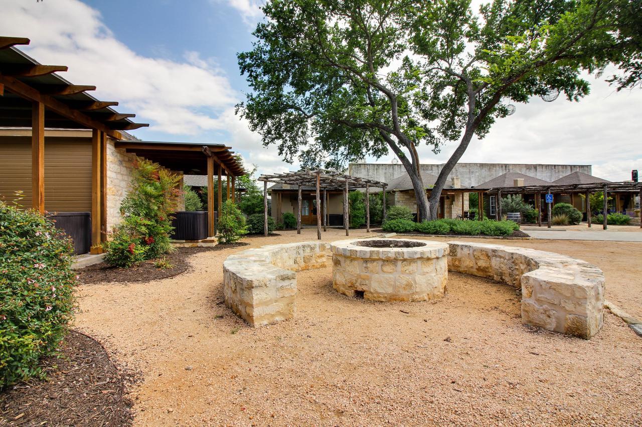 Wine Country Cottages On Main 프레드릭스버그 객실 사진